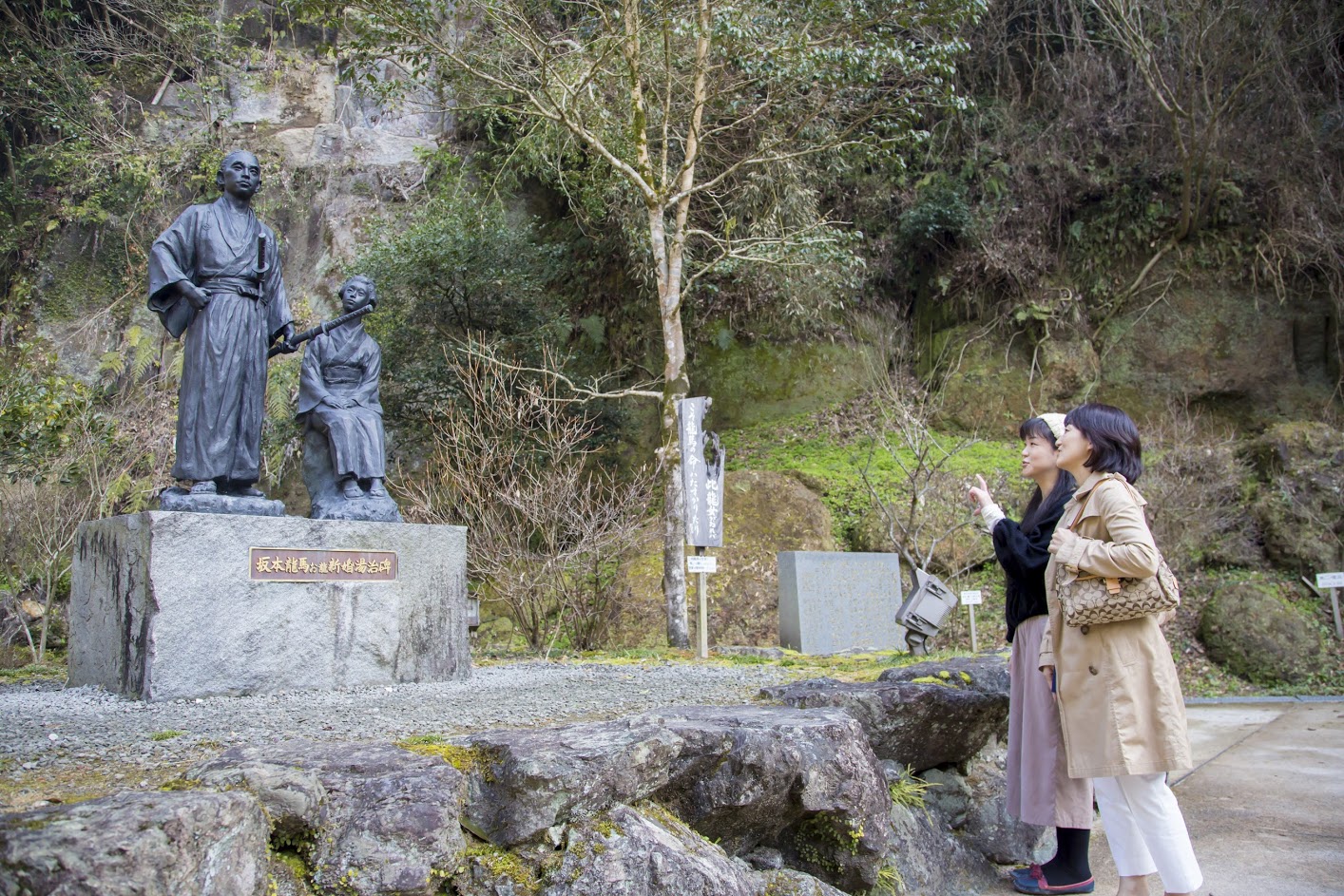 日本初の新婚旅行で坂本竜馬とお龍が巡った「塩浸温泉龍馬公園」