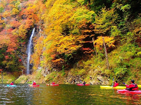 栃木県 塩原でカヤックに挑戦 水辺から紅葉狩り体験 ゆこたび