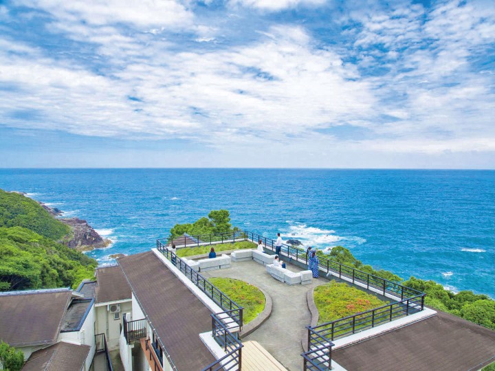 「休暇村 南紀勝浦」の屋上にある「空と海のテラス」