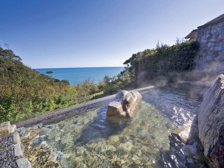 【新登場の宿】目の前に広がる海と空！近海で獲れたマグロも堪能。和歌山・南紀勝浦温泉「休暇村 南紀勝浦」