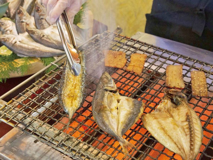 朝食はビュッフェ形式で、焼き立ての干物が味わえる