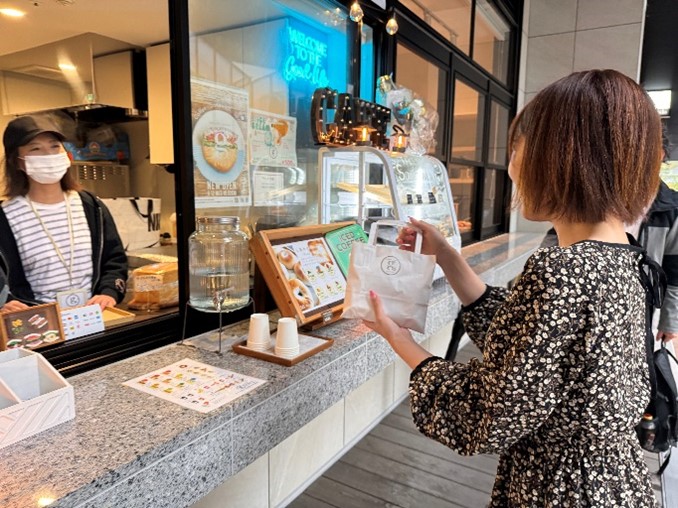 旅行のお供にもピッタリな青汁を使ったヘルシーメニューも人気のカフェ